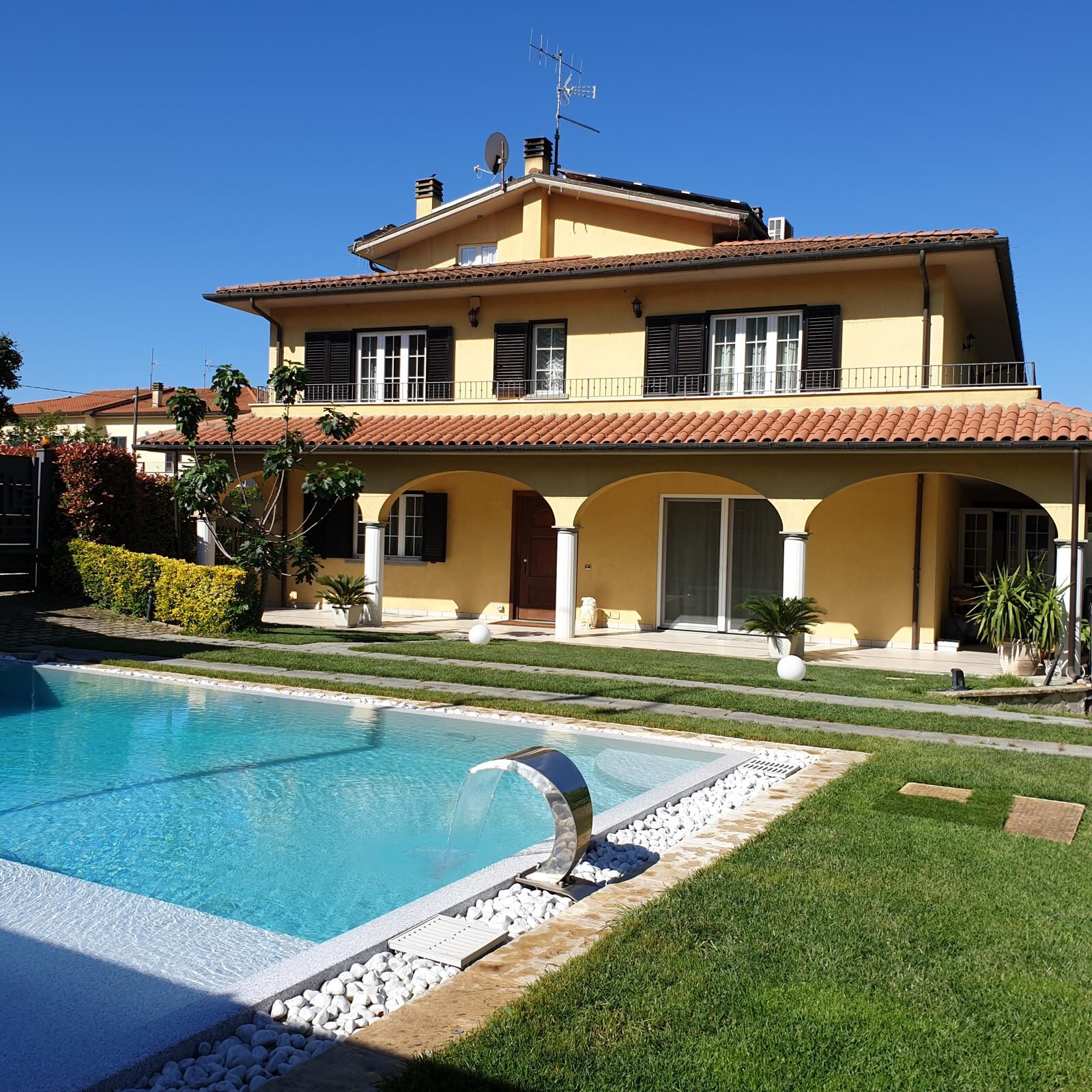 Vista frontale della villa con portico