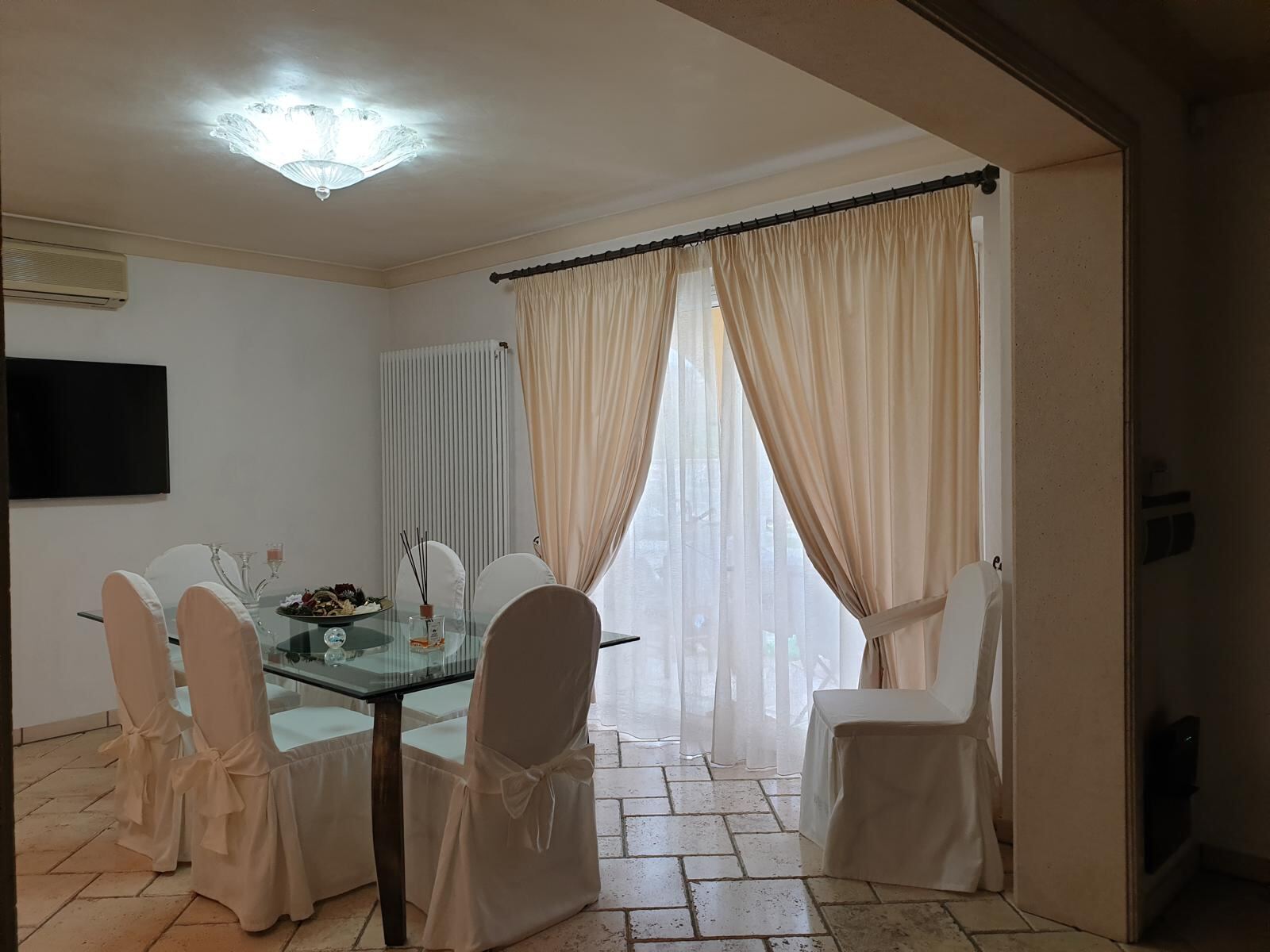 Sala da pranzo con tende e veranda