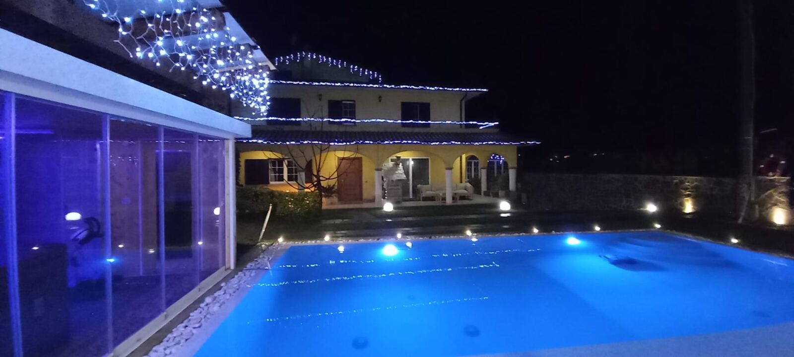 Piscina illuminata in inverno con luci natalizie