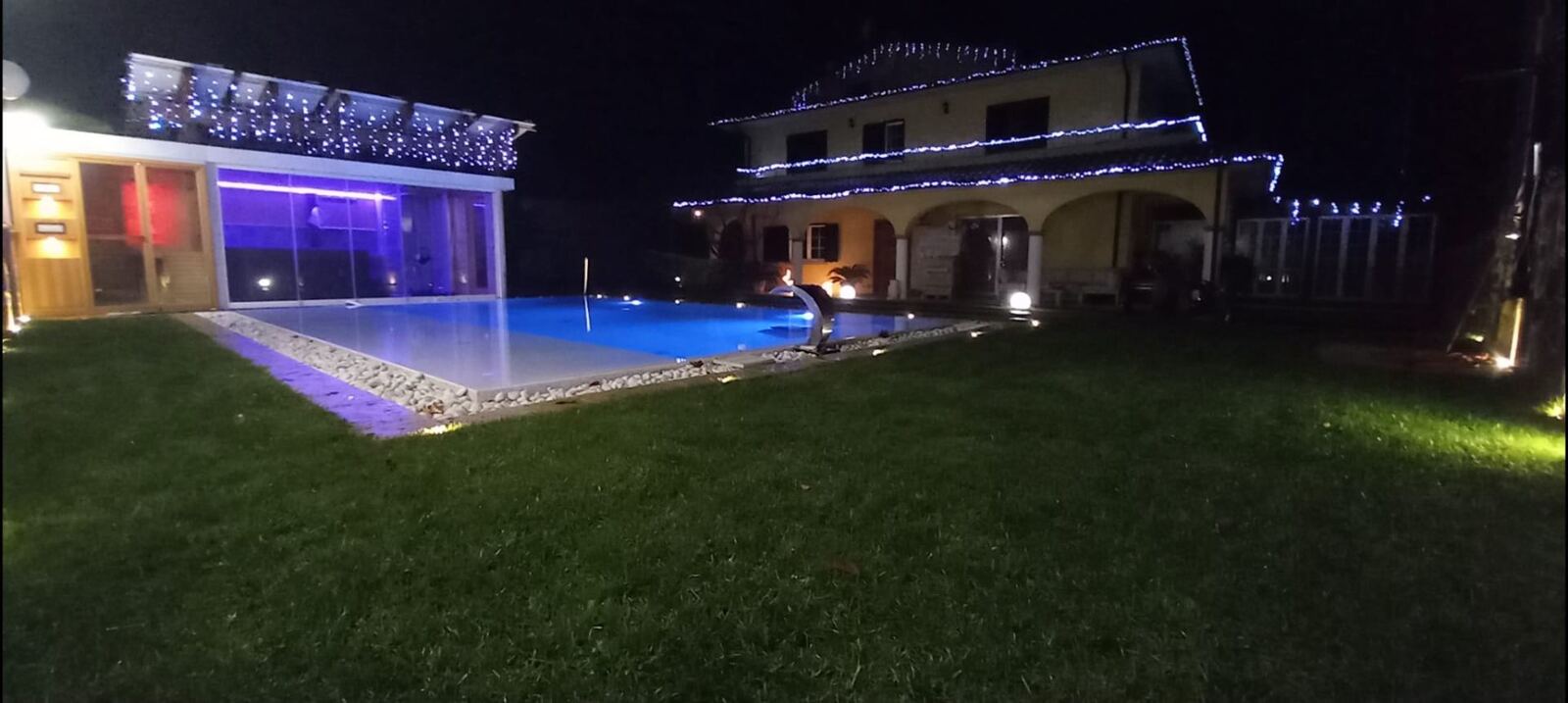 Villa di sera con luminarie natalizie